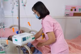 Sốt cao do ổ áp xe chiếm gần trọn gan phải gây sốc nhiễm khuẩn nguy kịch