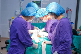 Sống chung sỏi bàng quang 30 năm, cô gái đau đớn vì sỏi 10cm