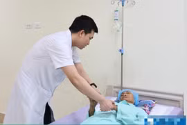 Gây mê thức tỉnh lấy máu tụ não giúp cụ bà 98 tuổi phục hồi thần kỳ