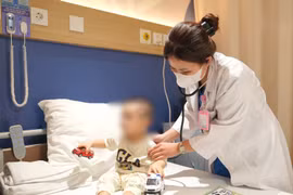 Bé 4 tuổi ở Hà Nội nuốt phải đinh ốc vít dài hơn 3cm khi chơi tại nhà