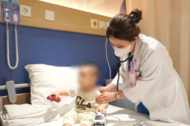 Bé 4 tuổi ở Hà Nội nuốt phải đinh ốc vít dài hơn 3cm khi chơi tại nhà