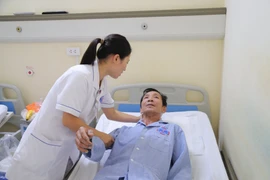 Đau cột sống kéo dài cẩn thận u tủy cổ gây liệt tứ chi