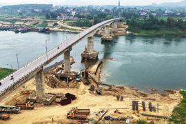 Phú Thọ khẩn trương sửa chữa trụ cầu Sông Lô