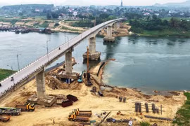 Phú Thọ khẩn trương sửa chữa trụ cầu Sông Lô