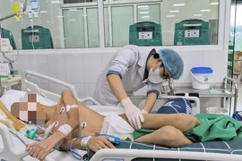 Chủ quan nốt mụn nhỏ, thanh niên 17 tuổi sốc nhiễm khuẩn, suy đa tạng