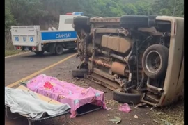 Xe 7 chỗ mất lái, lật ngang ở Đồng Nai, hai bà cháu tử vong tại chỗ