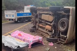 Xe 7 chỗ mất lái, lật ngang ở Đồng Nai, hai bà cháu tử vong tại chỗ