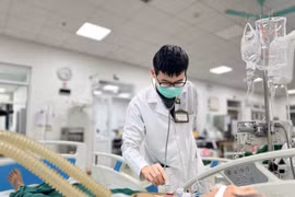 Giá đắt của sự chủ quan bỏ điều trị lao phổi, hút thuốc lá