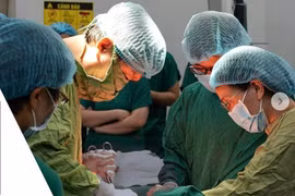 Cô gái 34 tuổi mang khối u tương đương thai 8 tháng 