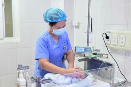 Bụng chướng, trẻ 3 ngày tuổi thủng dạ dày, xoắn trung tràng nguy kịch