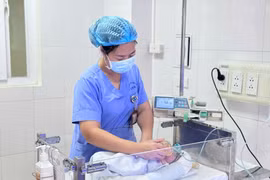 Bụng chướng, trẻ 3 ngày tuổi thủng dạ dày, xoắn trung tràng nguy kịch