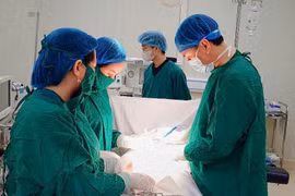 Lấy u xơ tử cung kích thước lớn kèm khối u buồng trứng to