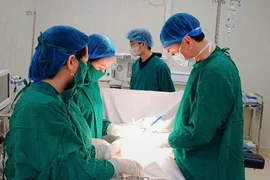 Lấy u xơ tử cung kích thước lớn kèm khối u buồng trứng to