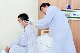 Chàng trai mắc bệnh ít gặp khiến não tụt xuống cổ