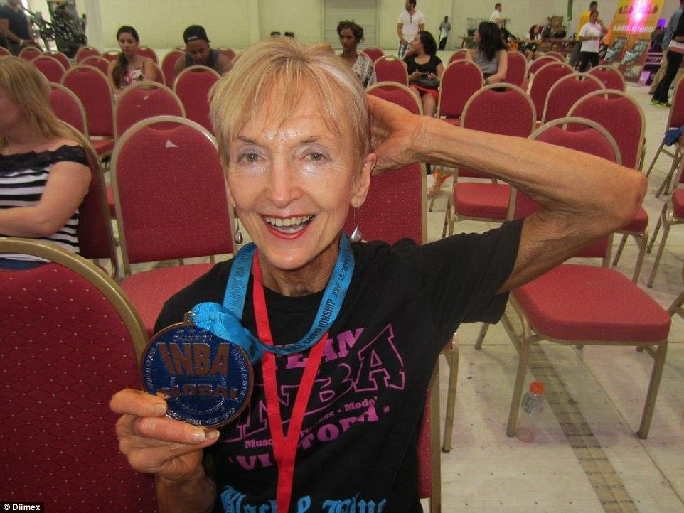 Ngưỡng mộ cụ già 70 tuổi có cơ bắp cuồn cuộn