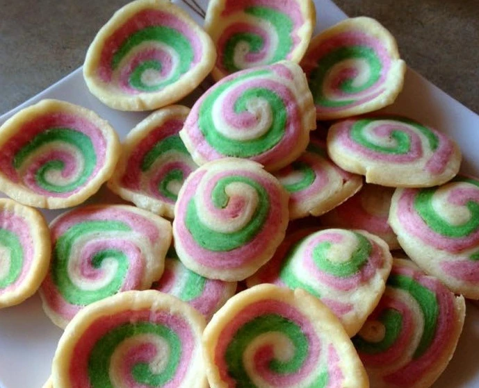 Làm bánh tai heo sắc màu chờ Tết đến