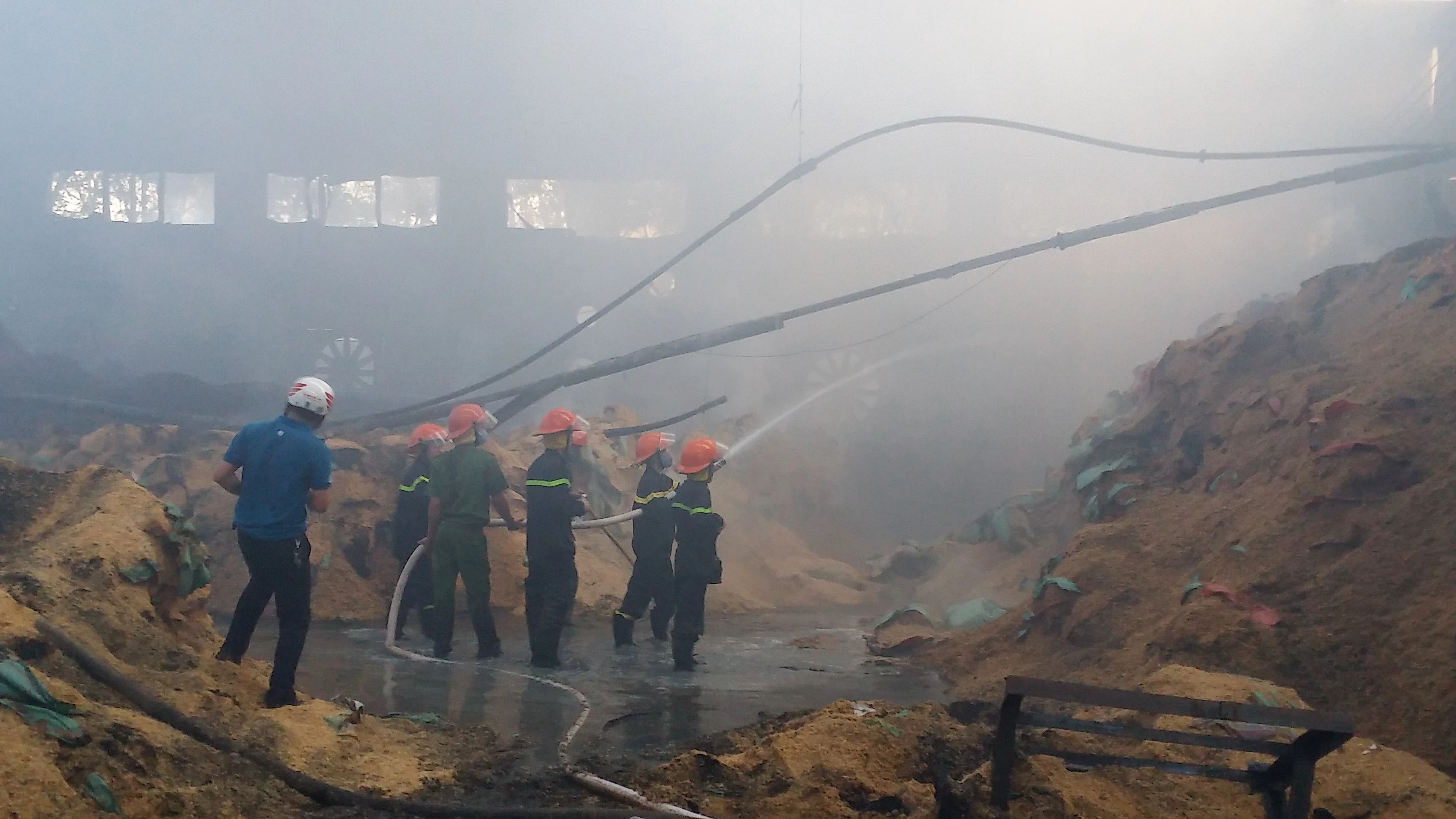 Cháy xưởng gỗ 1.000 m2, công nhân tháo chạy thoát thân