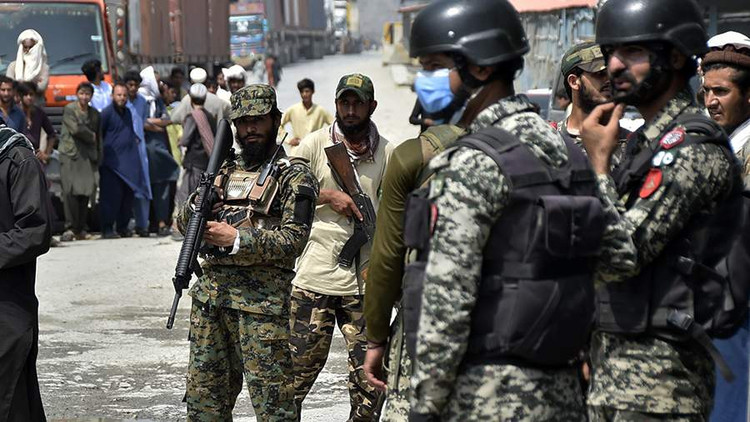 Thực tế, việc cả đường biên giới với Trung Quốc (LAC) và Pakistan (LoC) đều trở nên “nóng” đã đẩy quân đội Ấn Độ vào thế căng mình chưa từng có. Dù hai bên đã hoàn tất rút quân khỏi các điểm ma sát trên LAC vào cuối 2024, nhưng binh sĩ và vũ khí hạng nặng vẫn còn hiện diện đông đảo – trong đó Trung Quốc duy trì khoảng 50.000–60.000 quân tại đây.