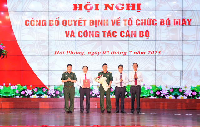 Trao Quyết định thành lập Đảng bộ Quân sự thành phố 1-7127.jpg