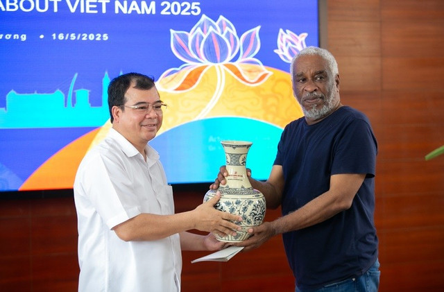 Ông Nguyễn Minh Hùng, Phó Chủ tịch UBND tỉnh Hải Dương tặng bình gốm Chu Đậu, một trong những sản phẩm tiêu biểu của tỉnh Hải Dương cho các đại biểu. 777.jpg