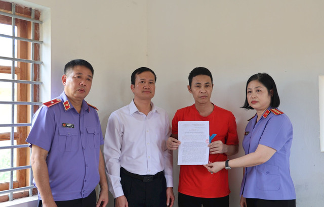Chánh án TAND tỉnh Hưng Yên cùng Viện trưởng VKSND tỉnh Hưng Yên trao các quyết định cho bị cáo Thái Khắc Thành. 7666555.jpg