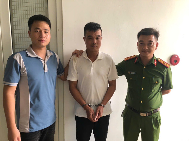 Phạm Khắc Phương (ở giữa) tại cơ quan Công an 34.jpg
