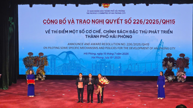 Phó Chủ tịch Quốc hội Nguyễn Đức Hải đã trao Nghị quyết số 226/2025/QH15 của Quốc hội về thí điểm một số cơ chế, chính sách đặc thù phát triển thành phố Hải Phòng. 36.jpg