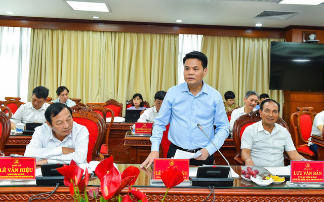 Ông Lê Ngọc Châu, Phó Bí thư Tỉnh ủy, Chủ tịch UBND tỉnh Hải Dương phát biểu làm rõ một số kết quả phát triển kinh tế - xã hội của tỉnh Hải Dương. Ảnh: Thành Chung. 1.jpg