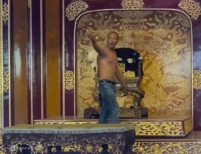 Hồ Văn Phương Tâm ở trần, có biểu hiện bất thường. 888877.jpg