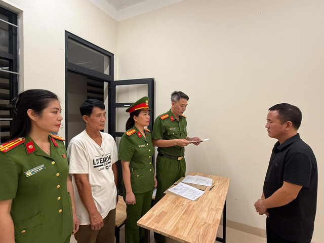 Cơ quan công an tống đạt quyết định khởi tố bị can. 3.jpg