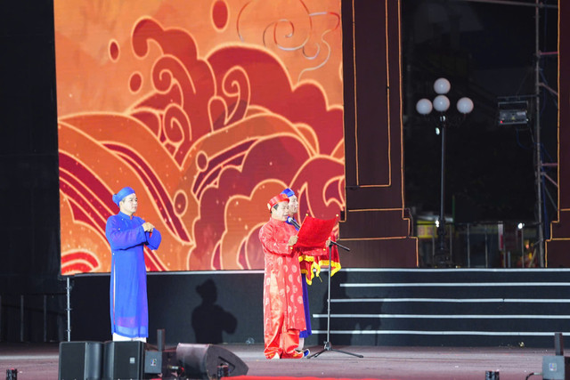 Tuyên đọc văn tế Đức Thánh Trần. 55666.jpg