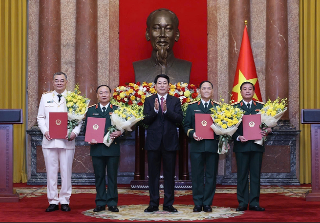 Chủ tịch nước Lương Cường trao Quyết định thăng quân hàm; cấp bậc hàm Thượng tướng đối với các sĩ quan Quân đội nhân dân và Công an nhân dân. (Ảnh: TTXVN) 001.png