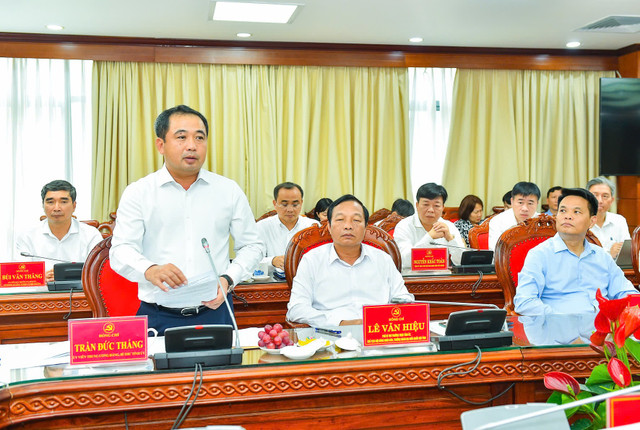 Bí thư Tỉnh ủy Hải Dương Trần Đức Thắng báo cáo về tình hình, kết quả phát triển kinh tế - xã hội của tỉnh Hải Dương và công tác lãnh đạo, chỉ đạo quán triệt, triển khai, thực hiện Nghị quyết Hội nghị lần thứ 11 Ban Chấp hành Trung ương Đảng khóa XIII. Ảnh: Thành Chung. 2.jpg