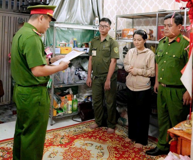 Cơ quan CSĐT đọc lệnh khởi tố bị can, bắt tạm giam đối với bà Trần Thị Lệ Thu. 666665.jpg
