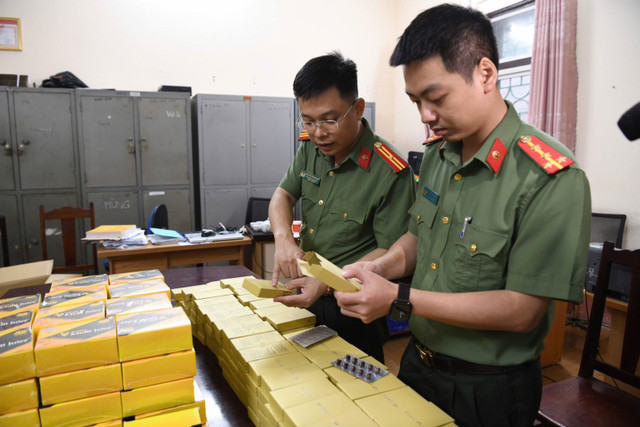 Lực lượng công an thu giữ nhiều tang vật. 01.jpg