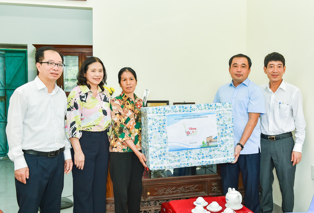 Bí thư Tỉnh ủy Hải Dương Trần Đức Thắng thăm, tặng quà hộ dân ở phường Nam Đồng (TP Hải Dương) được hỗ trợ xây dựng nhà mới. 1.jpg