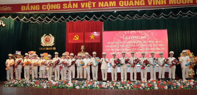 Giám đốc Công an tỉnh Hưng Yên tặng hoa chúc mừng các đại diện Trưởng Công an cấp xã của tỉnh Hưng Yên sau sáp nhập 900.jpg