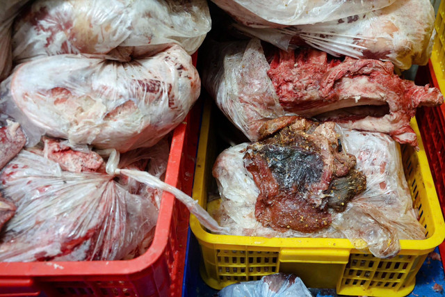Một số lô thịt trâu, lợn đã bốc mùi hôi thối, nhưng vẫn được sử dụng để sản xuất ra các sản phẩm thịt sấy bán cho người tiêu dùng 5.jpg
