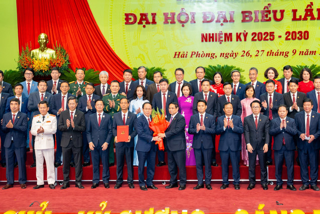Thủ tướng Chính phủ Phạm Minh Chính tặng hoa chúc mừng Ban Chấp hành Đảng bộ thành phố Hải Phòng, nhiệm kỳ 2025 - 2030. 333333444.jpg