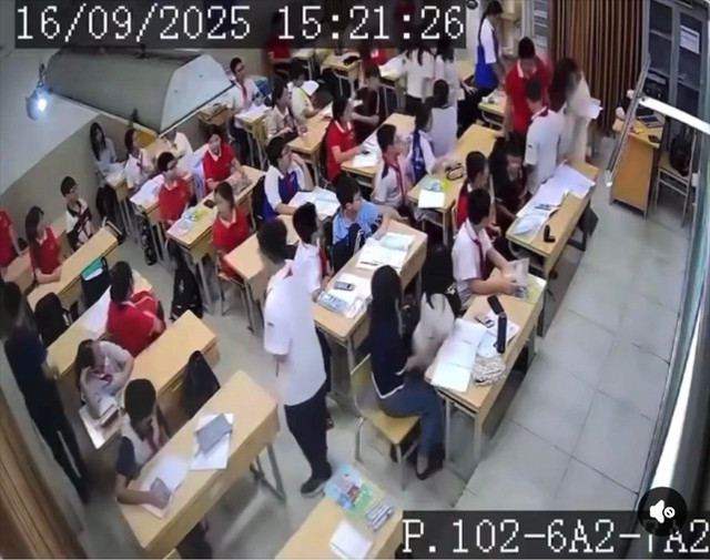 Hình ảnh nam sinh kéo ngã cô giáo trong lớp học. 67775.jpg
