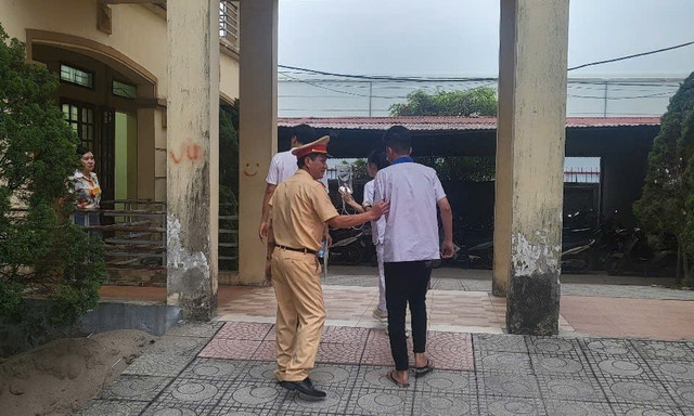 Thí sinh gặp vấn đề về sức khỏe được kịp thời đưa đi cấp cứu. 0f7ce046dca96bf732b83.jpg
