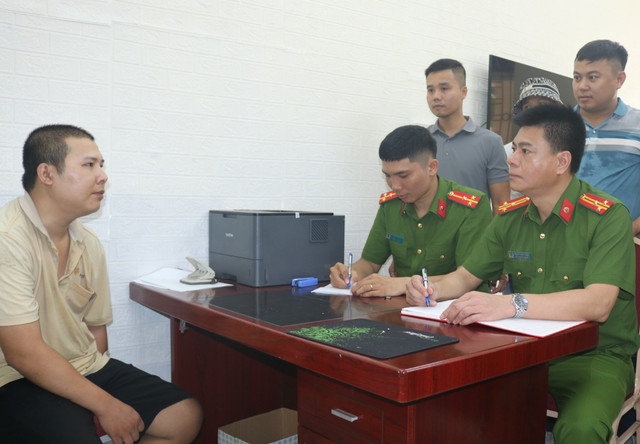 Thượng tá Phạm Trần Thiệu, Trưởng Công an xã Vĩnh Bảo trực tiếp thẩm vấn làm rõ hành vi cướp tài sản 7888.jpg