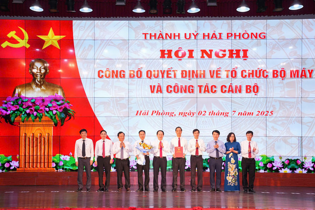 Trao Quyết định và tặng hoa chúc mừng Đảng bộ Các cơ quan đảng thành phố 2.jpg