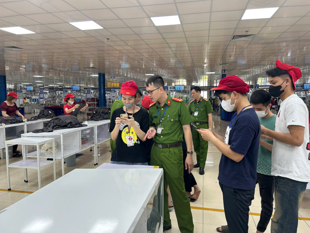 Lực lượng Công an hướng dẫn công nhân trong các khu công nghiệp trên địa bàn tỉnh tham gia góp ý sửa đổi Hiến pháp qua ứng dụng VNeID. 9888.jpg