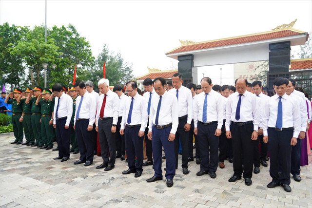 Lãnh đạo TP Hải Dương cùng đại biểu dâng hoa viếng Chủ tịch Hồ Chí Minh tại Nhà tưởng niệm Chủ tịch Hồ Chí Minh. 66555.jpg