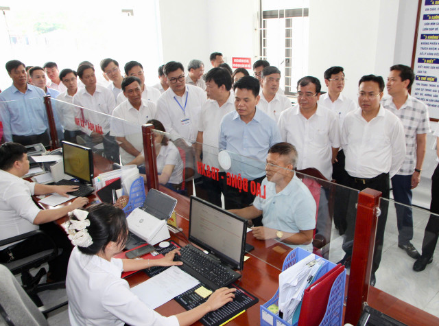 Lãnh đạo UBND tỉnh Hải Dương cùng các đại biểu kiểm tra việc tiếp nhận, giải quyết thủ tục hành chính cho người dân tại Trung tâm Phục vụ hành chính công phường Lê Đại Hành. 7.jpg