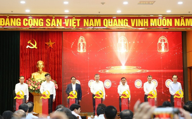 Tổng Bí thư Tô Lâm, Thủ tướng Chính phủ Phạm Minh Chính, Thường trực Ban Bí thư Trần Cẩm Tú cùng các lãnh đạo thực hiện nghi thức nhấn nút khai trương 3 nền tảng số phục vụ triển khai Nghị quyết 57. 76.jpg