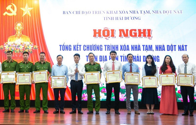 Chủ tịch UBND tỉnh Hải Dương Lê Ngọc Châu trao bằng khen cho các tập thể có thành tích tiêu biểu. 91.jpg