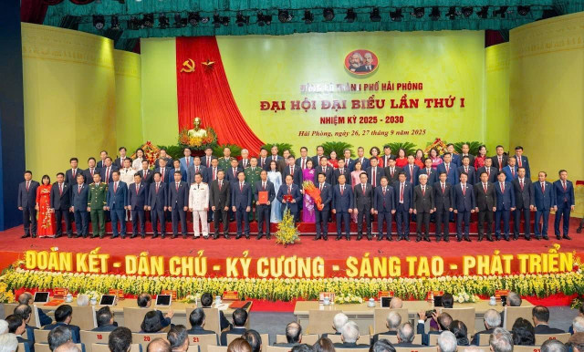Ban Chấp hành Đảng bộ thành phố Hải Phòng nhiệm kỳ 2025-2030 ra mắt Đại hội. 02.jpg