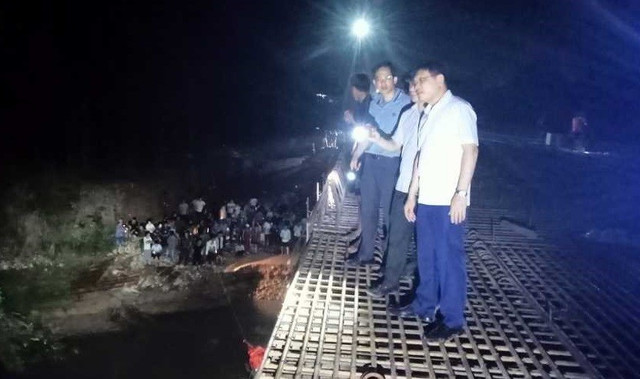 Ông Nghiêm Xuân Cường, Phó Chủ tịch UBND tỉnh Quảng Ninh tại hiện trường chỉ đạo tìm kiếm. 9998877.jpg